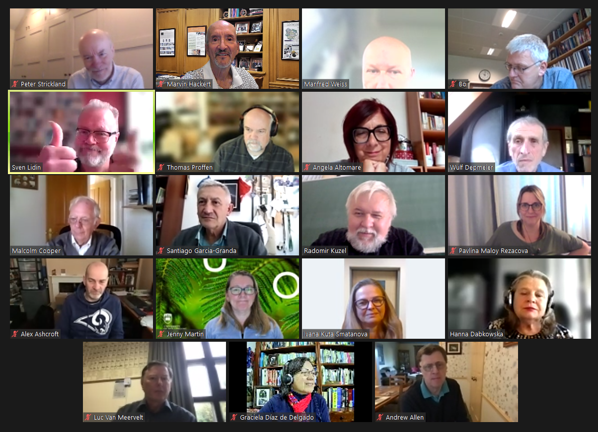 [New and old IUCr Executive Committees 2021 with Prague Congress organisers]
