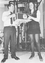 [C. Calvo presenting a prize]