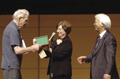 [David Sayre receives Ewald Prize]