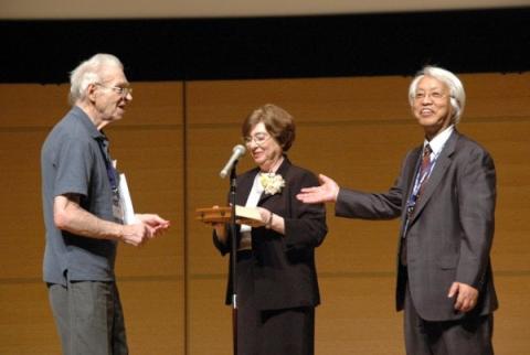 Professor D. Sayre receives the certificate and medal of the 8th Ewald Prize from I. Torriani and Y. Ohashi