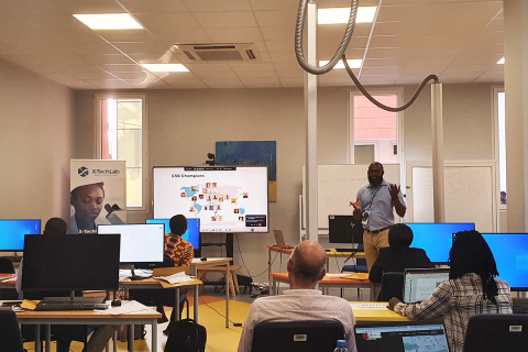 Dr Tetteh sharing his experiences of using the CSD with others at the Benin X-TechLab training course.