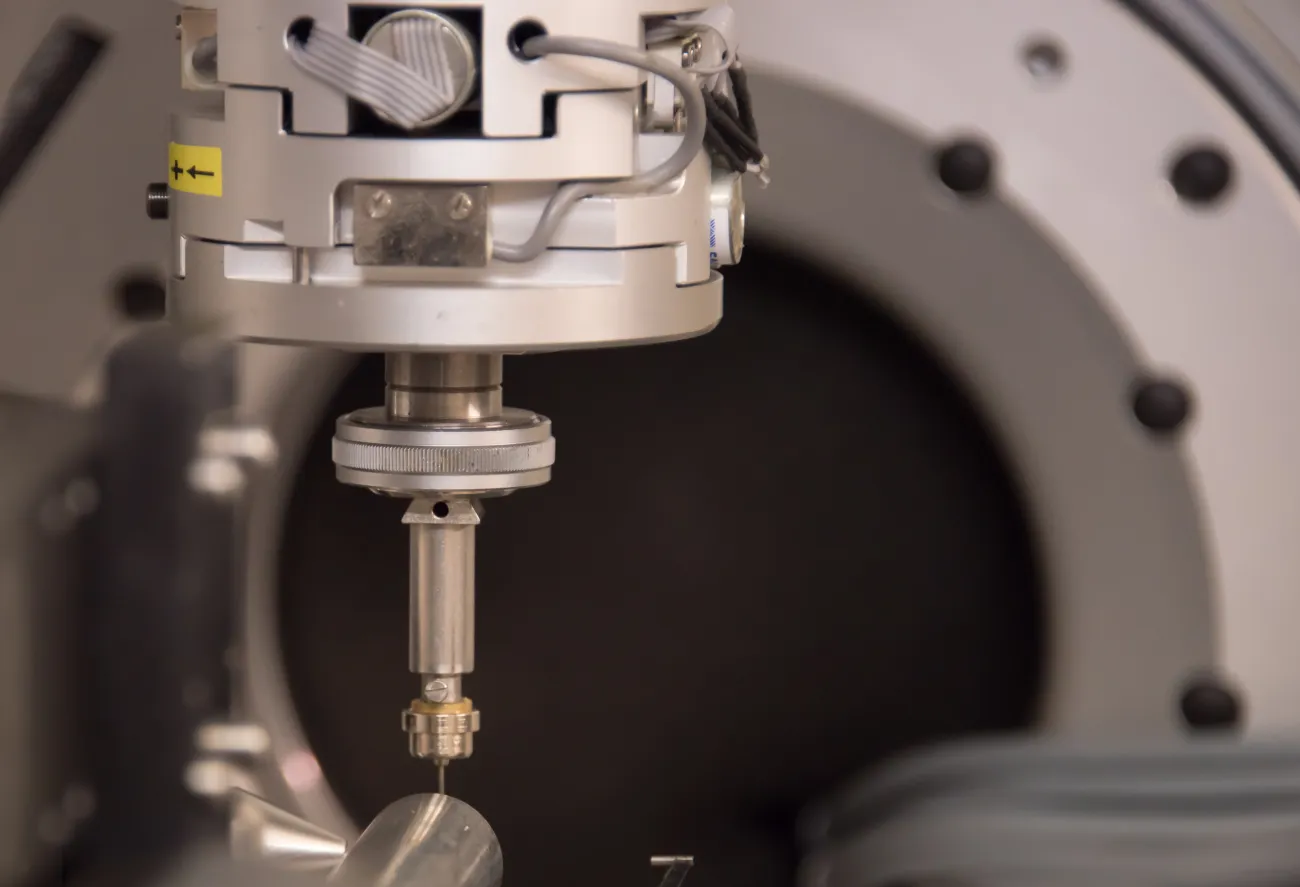 high-precision sample alignment system