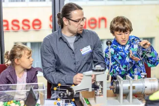 2014: Alice im Kristall-land: An open crystallography day for the general public