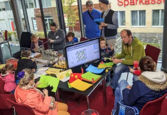 2014: Alice im Kristall-land: An open crystallography day for the general public