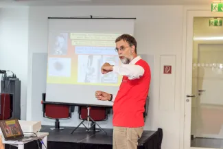2014: Alice im Kristall-land: An open crystallography day for the general public