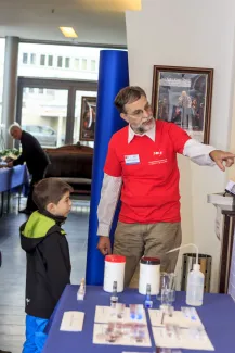 2014: Alice im Kristall-land: An open crystallography day for the general public