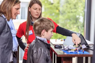 2014: Alice im Kristall-land: An open crystallography day for the general public