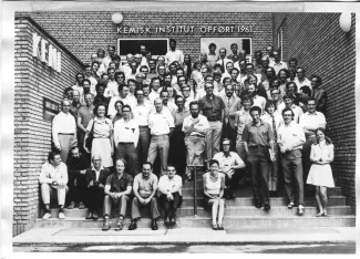1972: NATO School on Experimental Aspects of X-ray and Neutron Diffraction: Group photo
