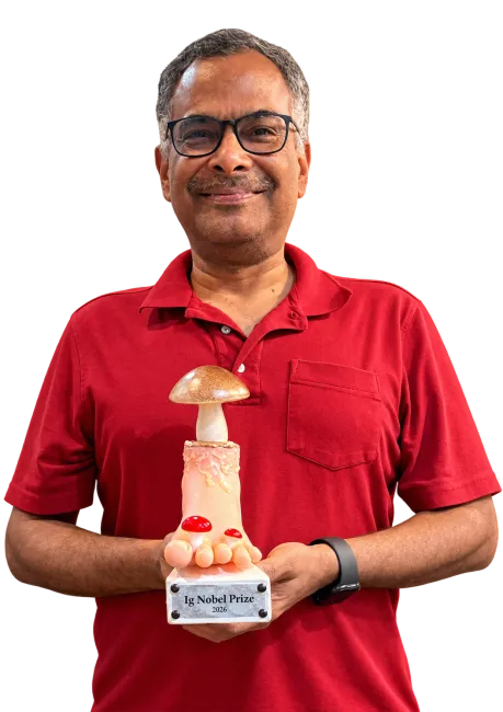 S. Ramaswamy holding Ig award